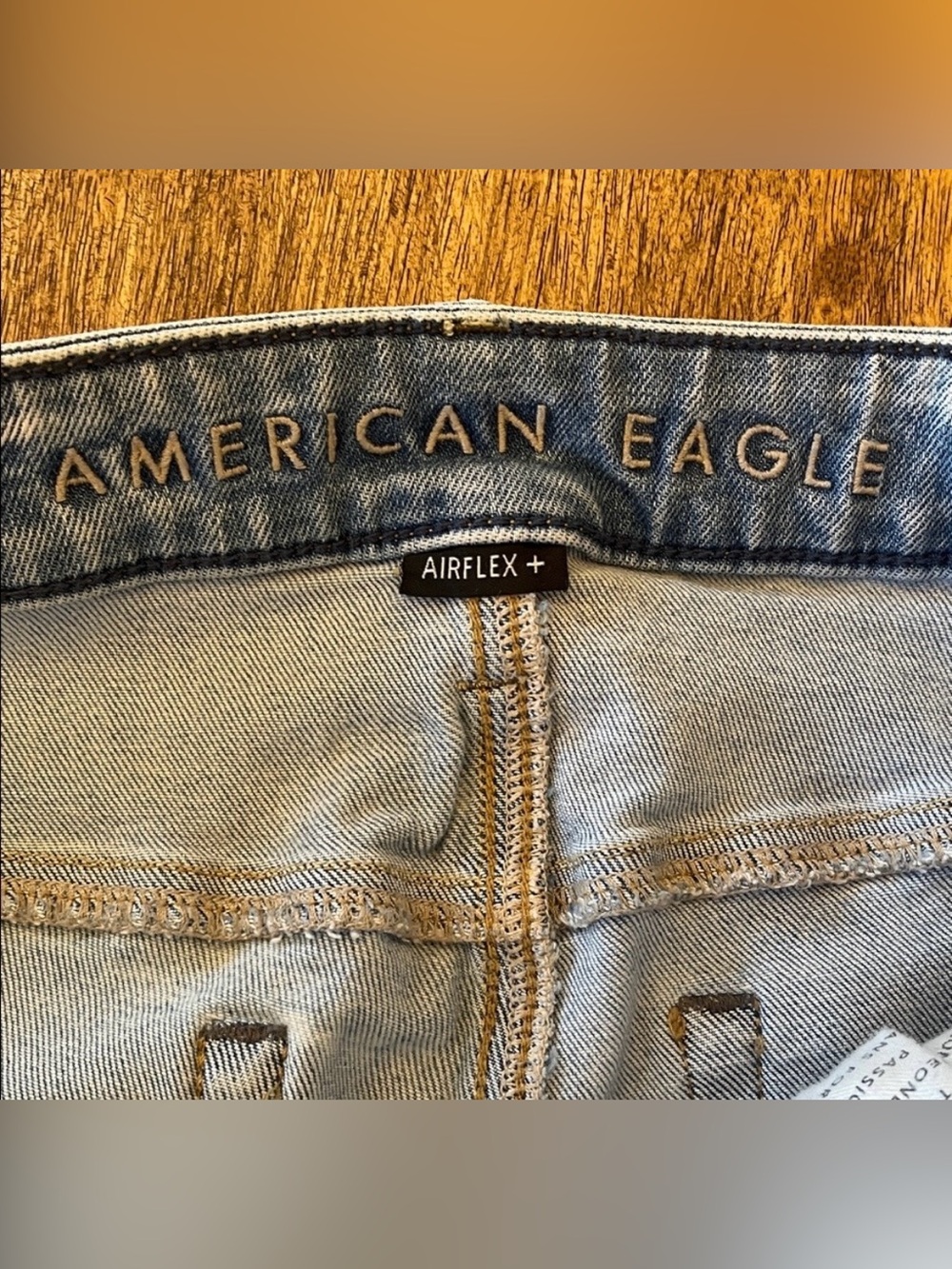 Men's AEO Light Wash Relaxed Jeans - Picture 7 of 14